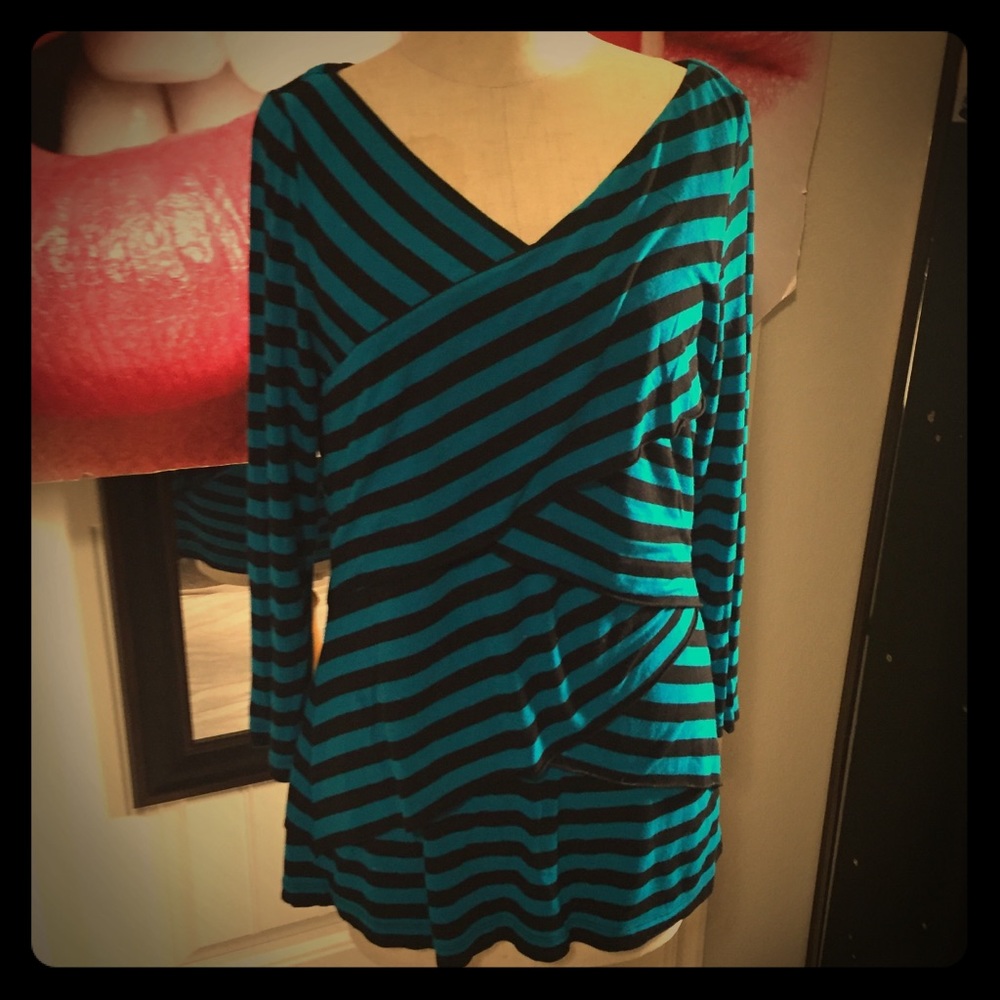 Vince Camuto V Neck & Back